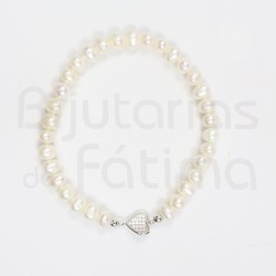 Pearl bracelet with silver heart